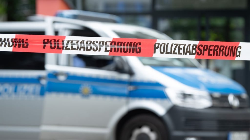 Ein Polizeiauto steht hinter einer Absperrung an einem vermeintlichen Unfallort.