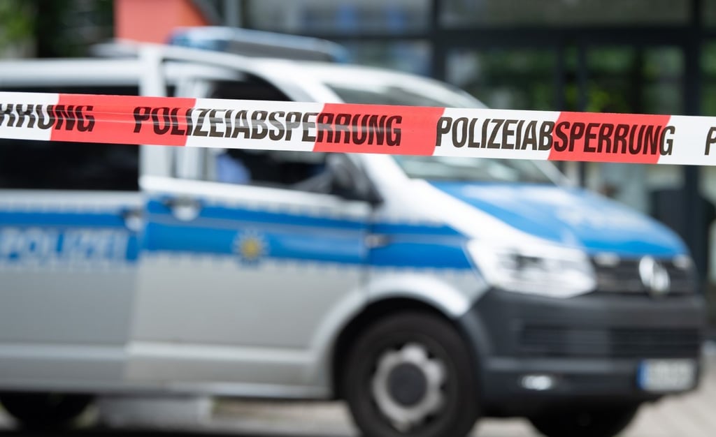 Ein Polizeiauto steht hinter einer Absperrung an einem vermeintlichen Unfallort.