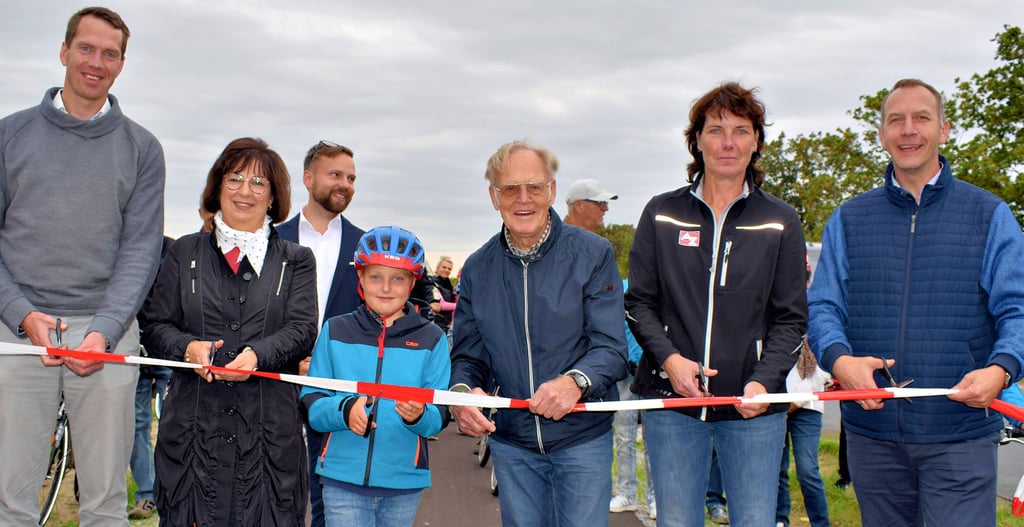 Über den Besuch von Radsportlegende Täve Schur (4.v.l.) zur Einweihung des Radweges freuten sich die Nedlitzer besonders. Sie begrüßten ihn mit herzlichem Beifall. Er schnitt das symbolische Band gemeinsam mit Landrat Steffen Burchhardt, Ortsbürgermeisterin Christine Becker, Oliver Rode, Ortsbürgermeisterin Heike Biegelmeier und Bürgermeister Jens Hünerbein (v.l.) durch. Hinter ihnen steht Landtagsabgeordneter und Stadtrat Gordon Köhler.5