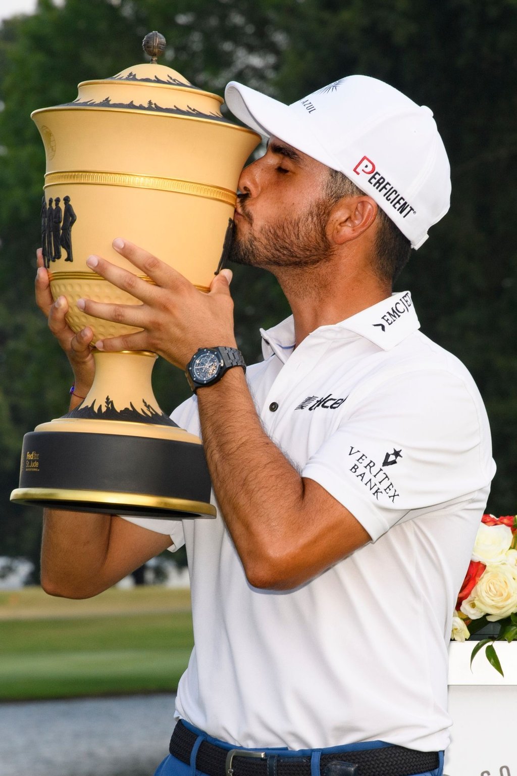 Hat das World-Golf-Championships-Turnier in Memphis gewonnen: Der Mexikaner Abraham Ancer. üsst die Trophäe nach seinem Sieg.