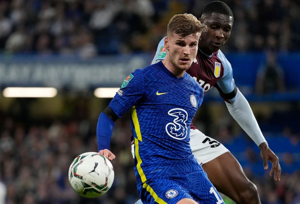 Chelseas Timo Werner (l) und Aston Villas Kortney Hause kämpfen um den Ball.