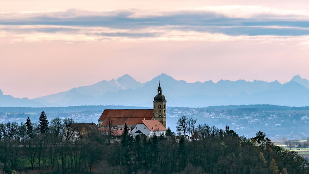 Auf dem Bogenberg steht die Kirche Sankt Maria Himmelfahrt.