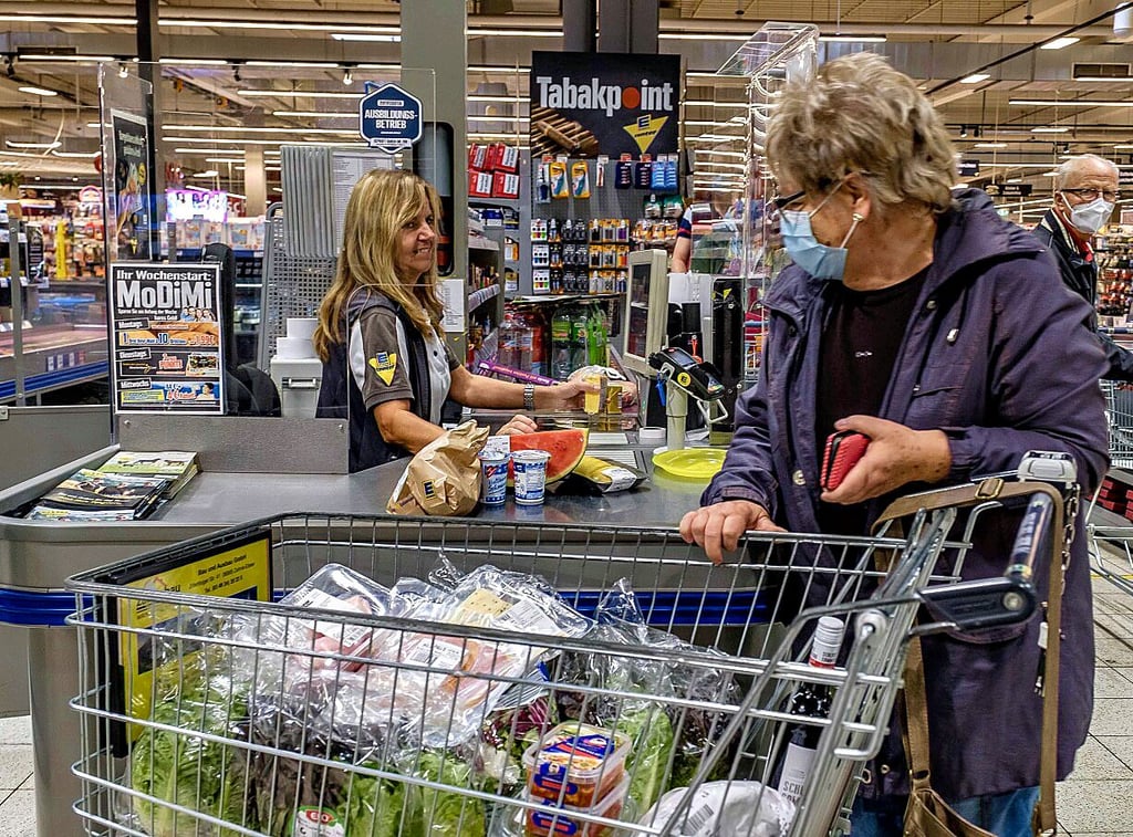 An der Kasse im Wittenberger E-Center: Marion Groß und Kundin Monika Elmen-thaler
