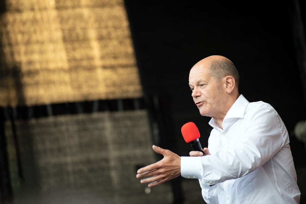 Olaf Scholz, Finanzminister und SPD-Kanzlerkandidat, steht bei einem Wahlkampfauftritt auf der Bühne.