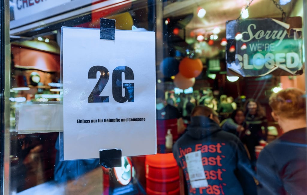 Hamburg hat seine Corona-Auflagen weiter gelockert. Eine Aufhebung aller Auflagen würde laut einer Umfrage jedoch eine Mehrheit ablehnen.