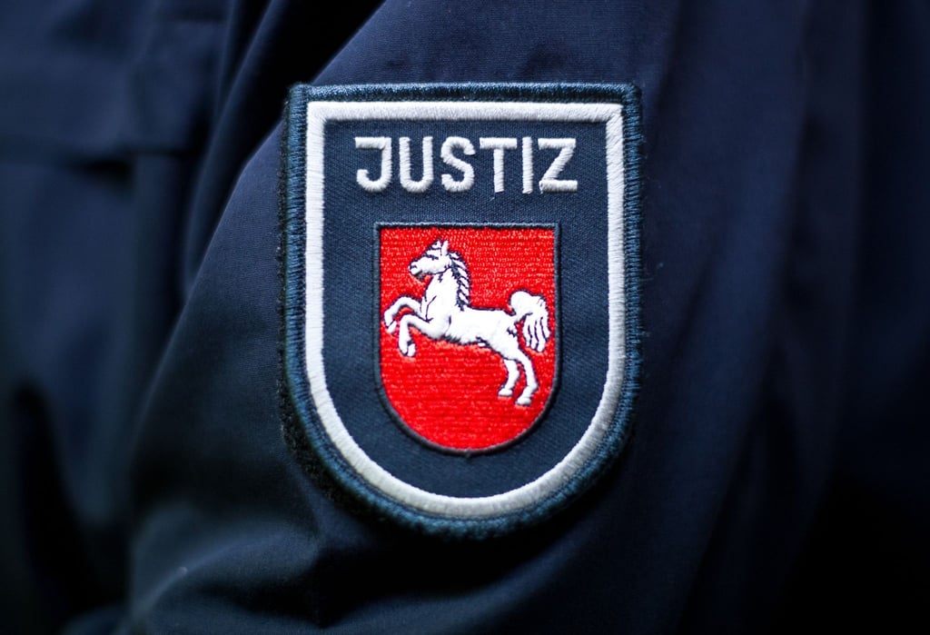 Ein Justizbeamter steht in einem Gerichtssaal.