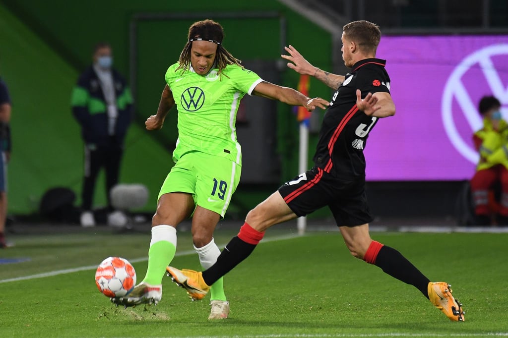 Wolfsburgs Kevin Mbabu (l) im Zweikampf mit Frankfurts Erik Durm.
