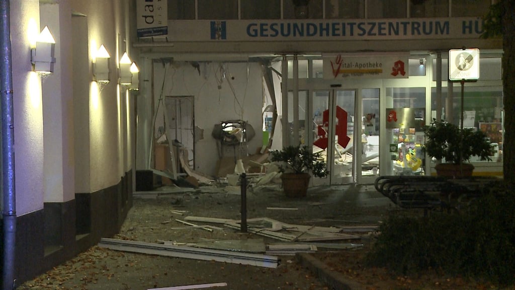 Trümmerteile liegen nach einer Geldautomatensprenung herum.
