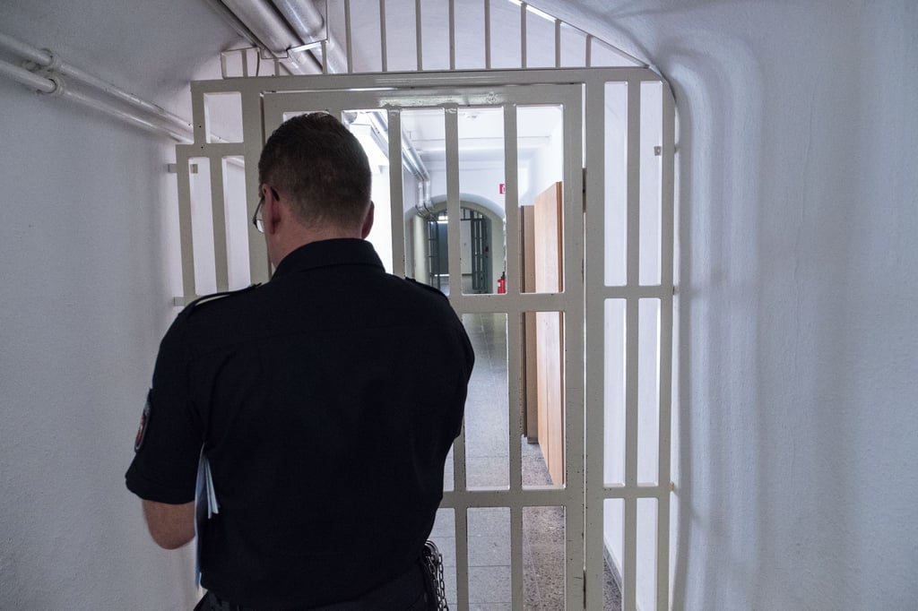 Ein Justizvollzugsbeamter geht in der JVA Wolfenbüttel einen Flur entlang.