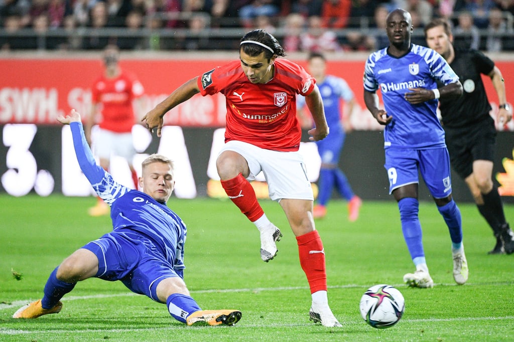 Halles Jan Shcherbakovski hat sich beim Sieg gegen Magdeburg an der Wade verletzt.