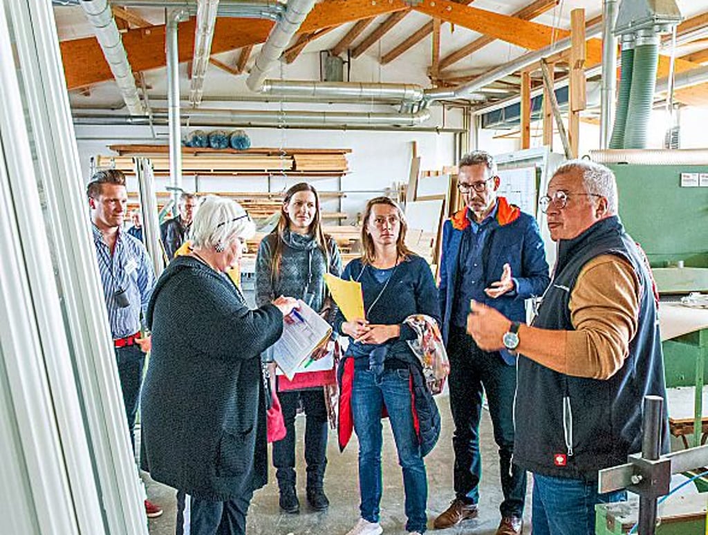 Frank Rößler stellt der Jury, die von Wirtschaftsamtsleiter Thomas Böhm (2.v.r.) geführt wird, seine Tischlerei vor.