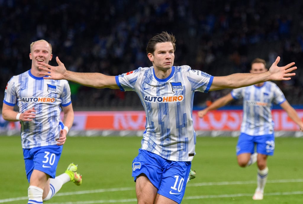 Jurgen Ekkelenkamp (M) feiert seinen Treffer für Hertha.