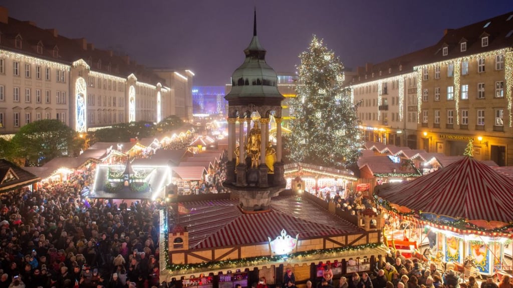 Hunderte Besucher gehen über den festlich beleuchteten Magdeburger Weihnachtmarkt im Jahr 2019. Die großen Weihnachtsmärkte im Land werden in desem Jahr aller Voraussicht nach stattfinden - wenn die Corona-Lage es erlaubt. Dazu gehören unter anderem die Märkte in Magdeburg, Halle, Wernigerode, Halberstadt, Quedlinburg und Dessau-Roßlau.