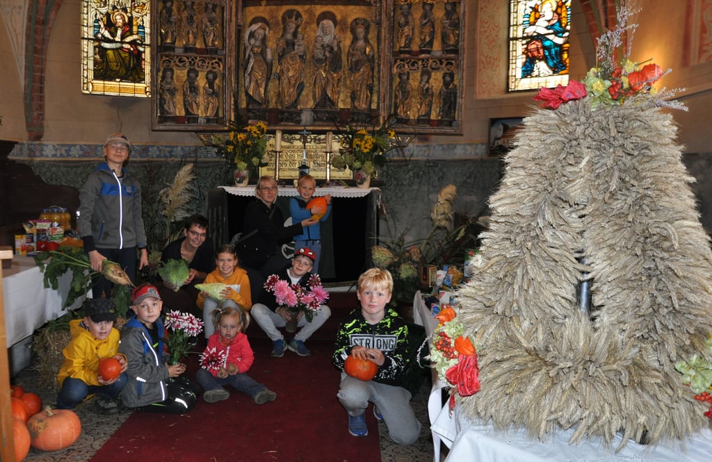 Am Sonnabendvormittag waren auch etliche Kinder eifrig dabei, die Kirche in Lübars auf den Erntedankgottesdienst am Sonntag vorzubereiten.