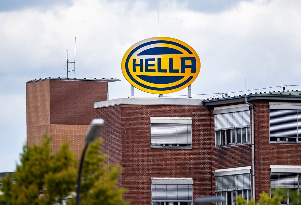 Das Logo des Unternehmens steht auf der Zentrale des Automobilzulieferers "Hella".