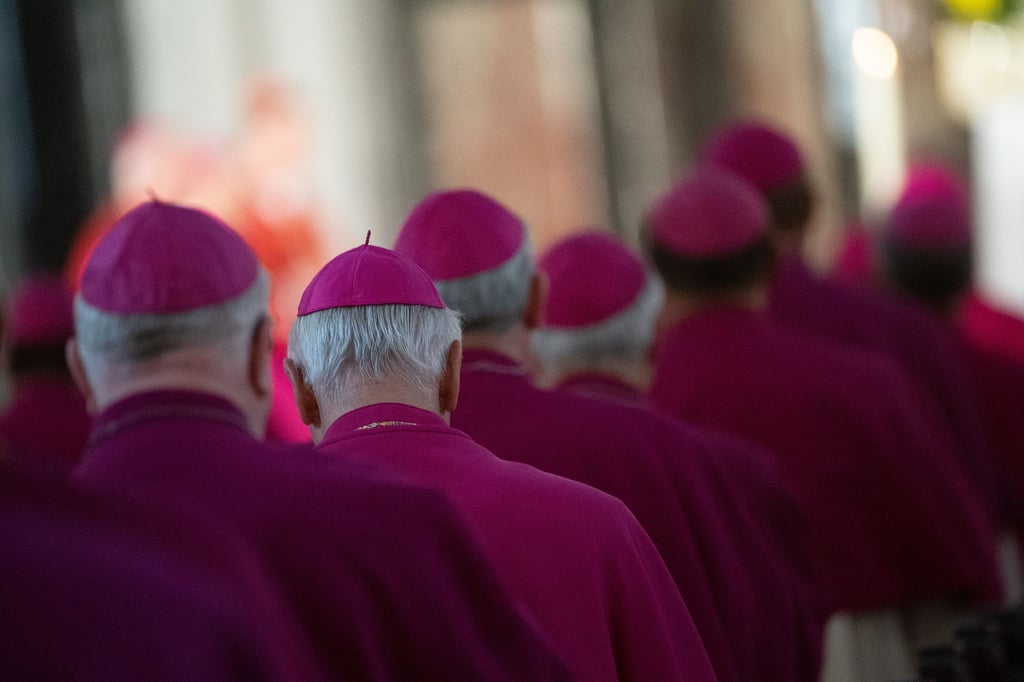 Bischöfe nehmen an einem Gottesdienst teil.
