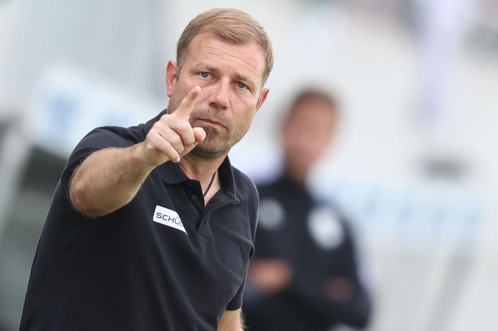 Der Bielefelder Trainer Frank Kramer gestikuliert am Spielfeldrand.