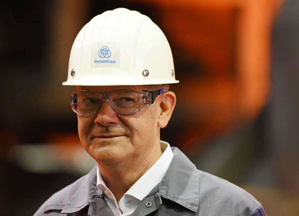 Olaf Scholz schaut sich während seines Wahlkampfes das Unternehmen Thyssenkrupp Steel Europe AG an.