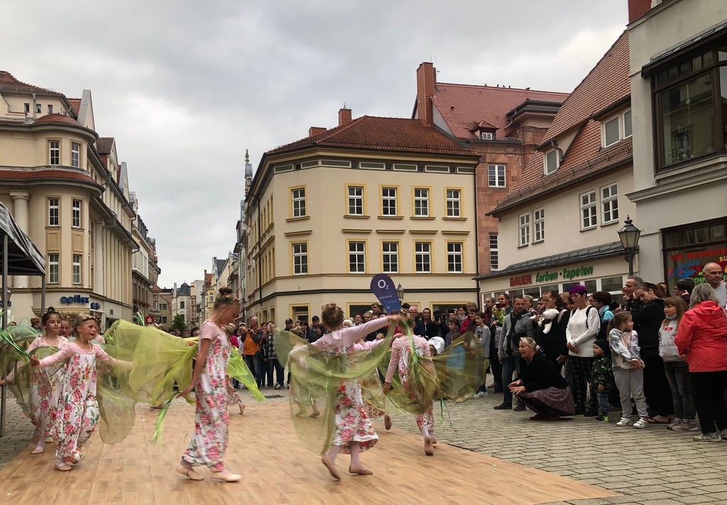 ?Heimat shoppen? hieß es am Freitag und Samstag in Zeitz. Neben Angeboten von Händlern sorgte der Stadtmarketingverein für ein Programm, im Bild die Tanzakademie Lindenhof Burtschütz, kurz Talibu.