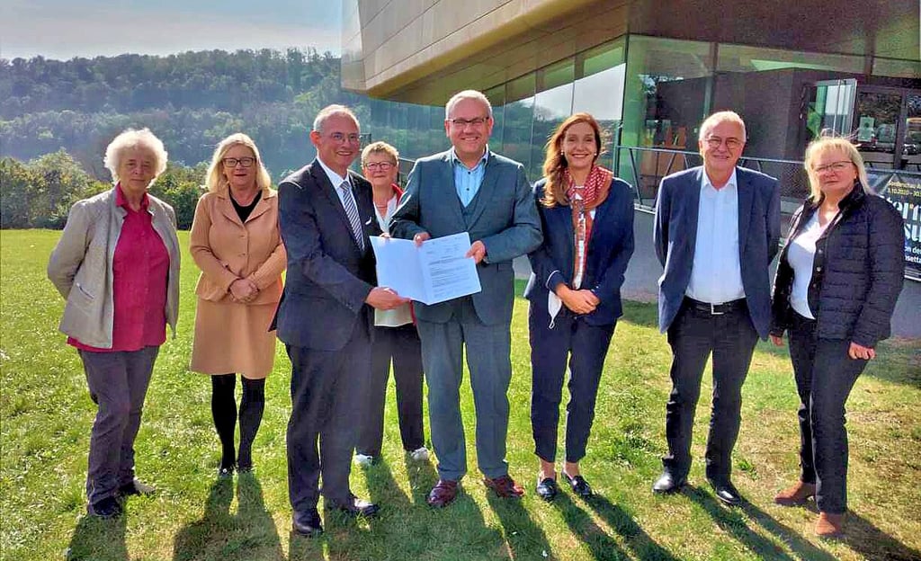 Staatssekretär Gert Zender (3.v.l.) übergibt an Landrat Götz Ulrich den Fördermittelbescheid zur Modernisierung der ?Arche Nebra?.