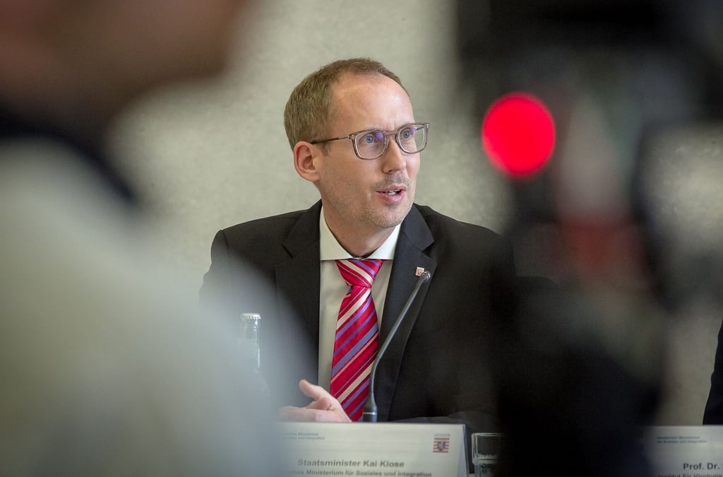 Der hessische Sozial- und Gesundheitsminister Kai Klose (Grüne) bei einer Pressekonferenz.