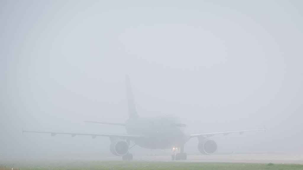 Ein Airbus A310 10+23 rollt durch dichten Nebel.