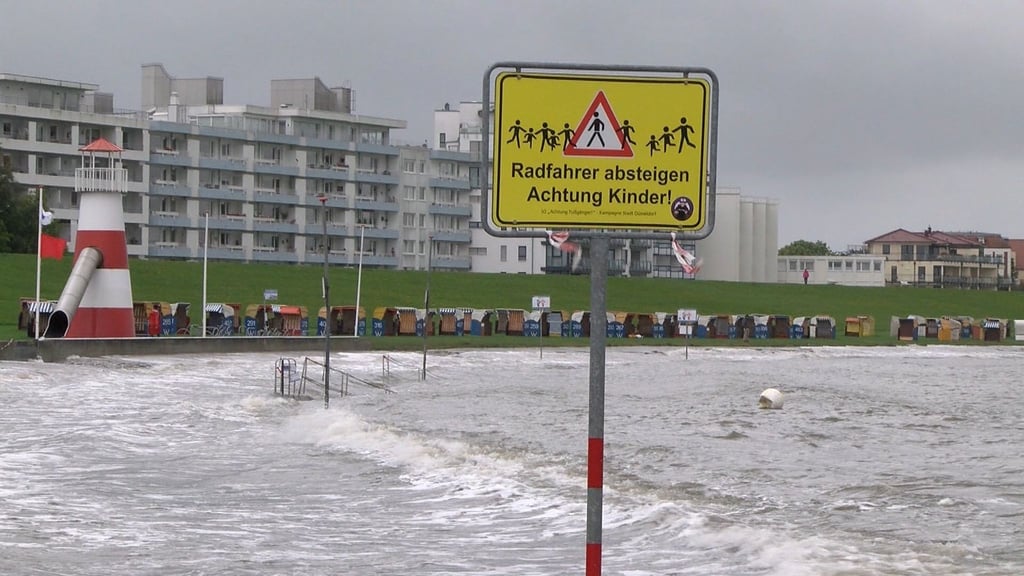In Cuxhaven schlägt das Wasser der Nordsee an den Strand.