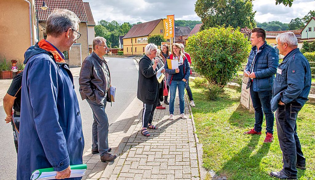 Während des Rundgangs, zu dem Cliff Rößer (2.v.r.) begrüßt, spricht Harald Reichardt über die Dorferneuerung.