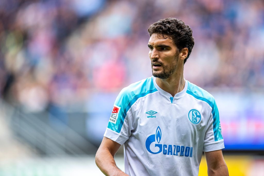 Schalkes Marcin Kaminski schaut zurück.