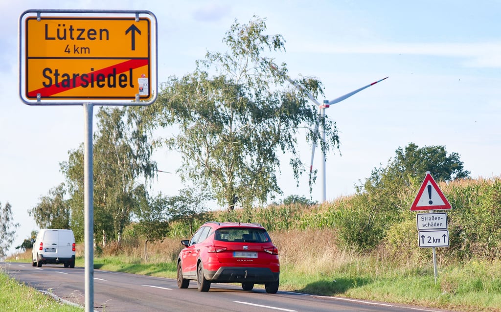 Blick auf den Ortsausgang von Starsiedel in Richtung Lützen. Seit 2014 weist hier ein Schild auf Straßenschäden hin. Fahrradwege gibt es nicht.