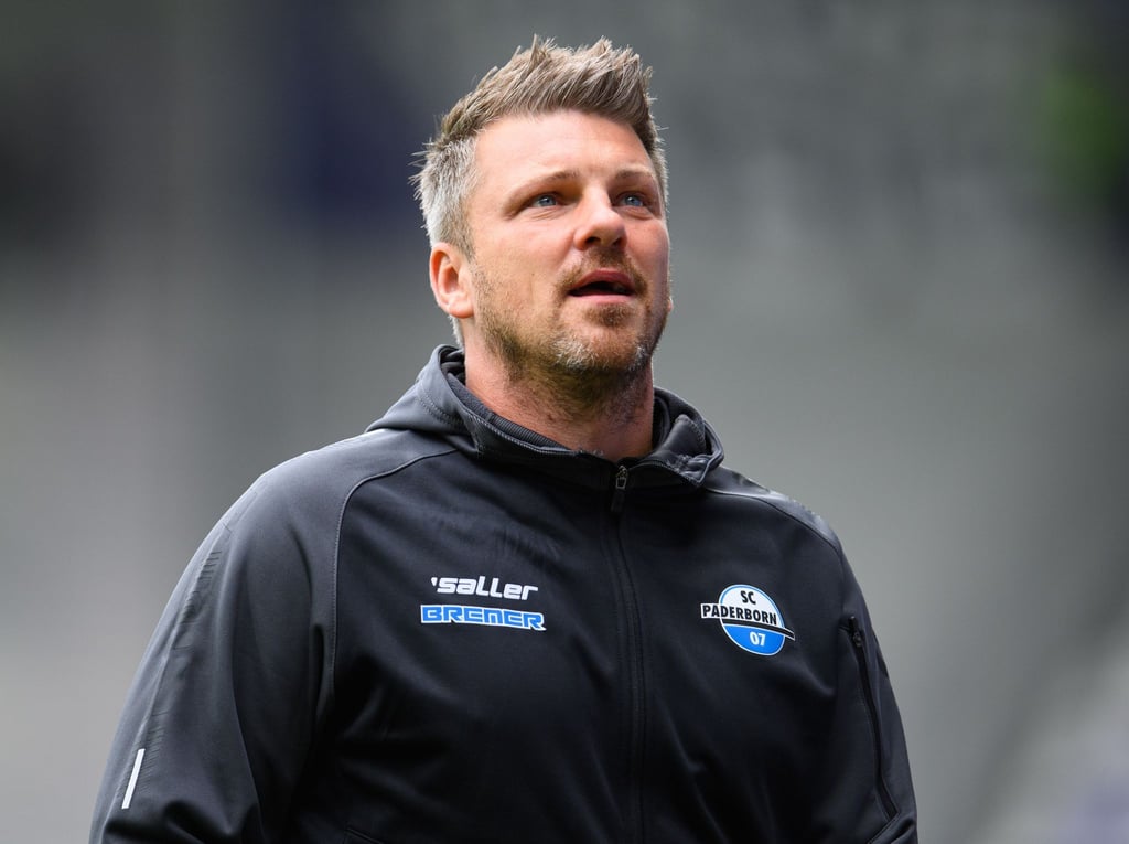 Paderborns Trainer Lukas Kwasniok steht im Stadion.