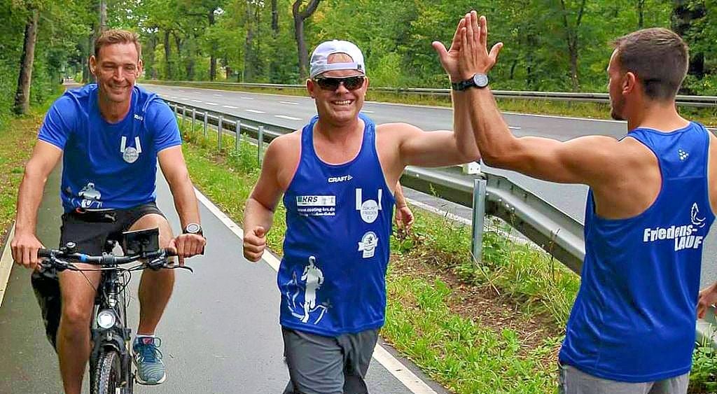 Zwischen Seßlach und Dechendorf löst Hagen Worofka (r.) Mathias ?Matze? Zemski ab. Auf dem Rad werden sie von Maik Ryll begleitet.
