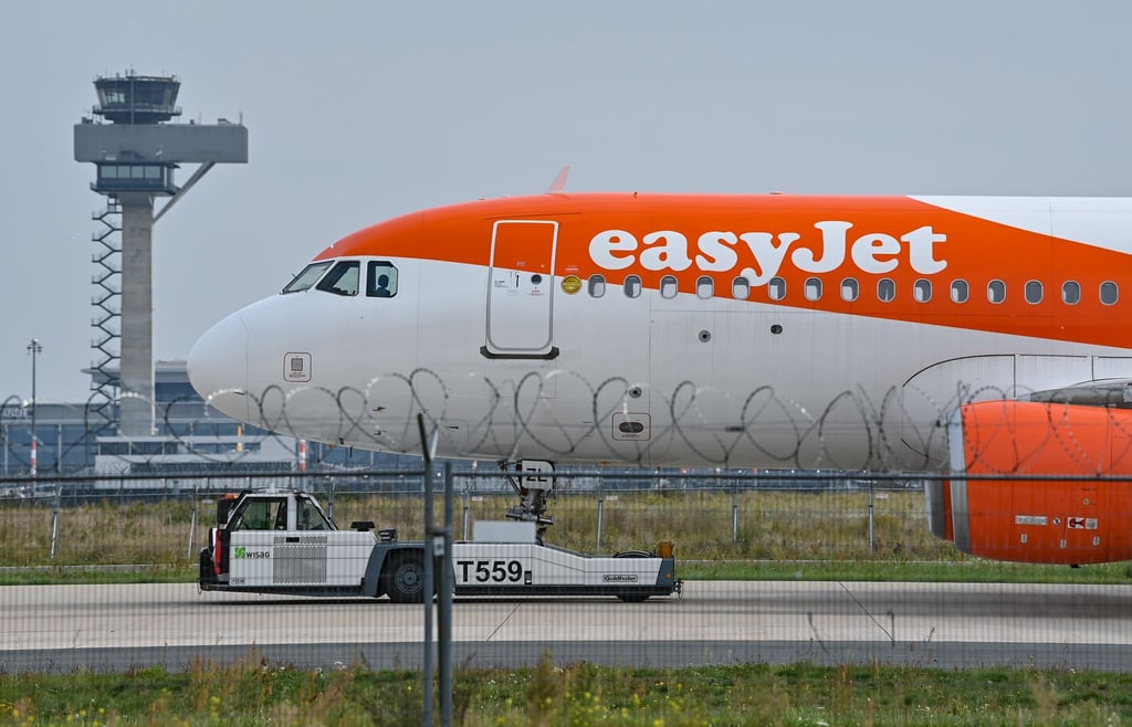 Ein Passagierflugzeug der Fluggesellschaft easyJet steht auf dem Rollfeld.