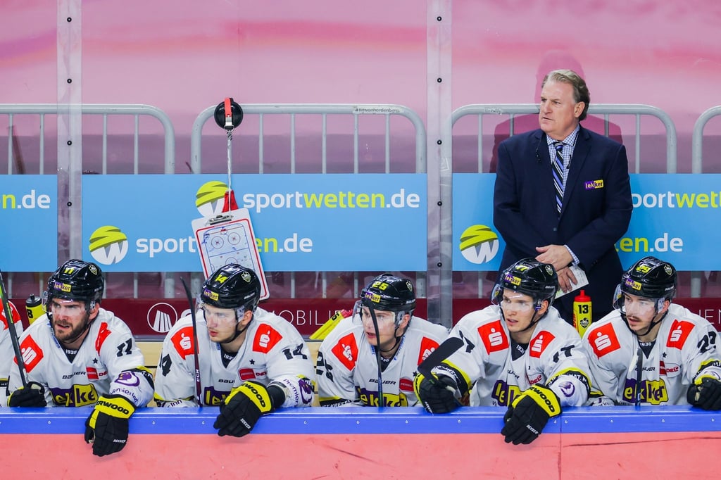 Krefelds ehemaliger Cheftrainer Clark Donatelli agiert auf der Bank.