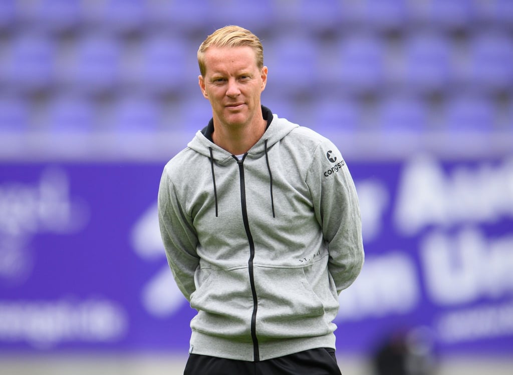 St.Paulis Trainer Timo Schultz steht im Stadion.