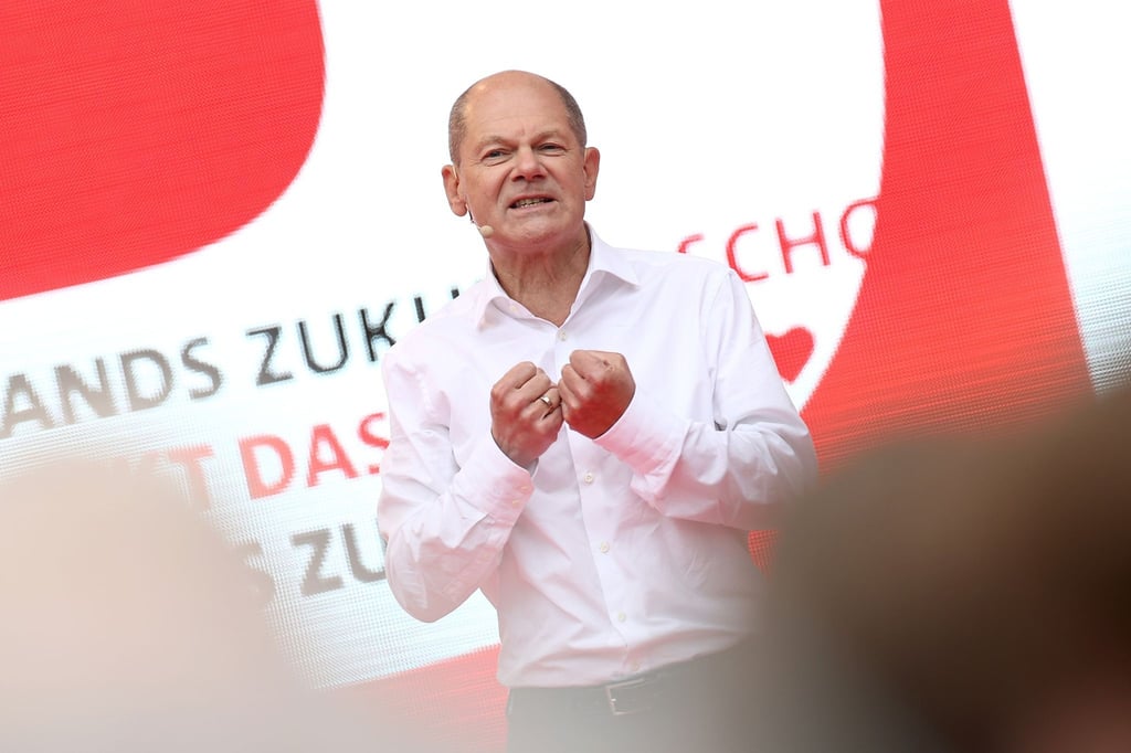 SPD-Kanzlerkandidat Olaf Scholz spricht beim offiziellen Wahlkampfabschluss seiner Partei auf dem Kölner Heumarkt.