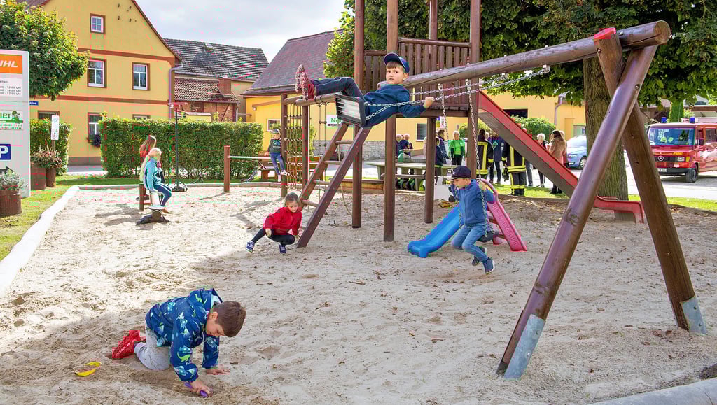In Rehehausen haben sich junge Familien angesiedelt. Der Spielplatz im Dorf ist deshalb bei den Kindern sehr beliebt.