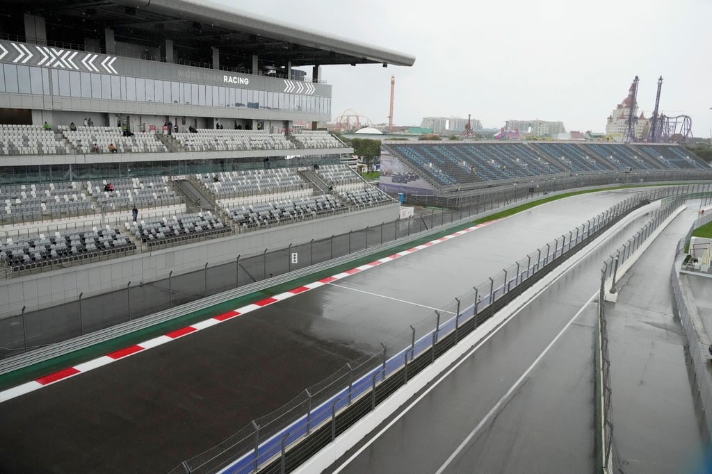 Blick auf die verregnete Rennstrecke des Sochi Autodroms.