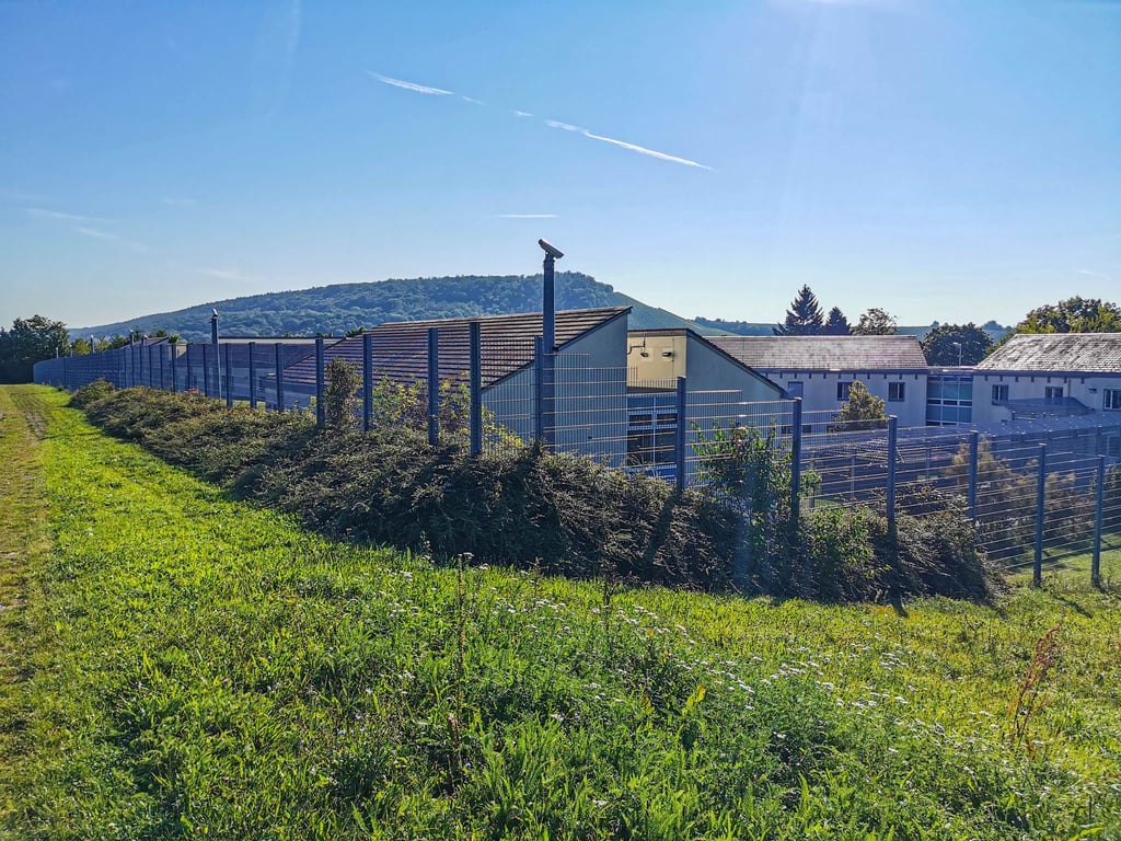 Ein Zaun umschließt das Klinikum am Weissenhof - Zentrum für Psychiatrie.