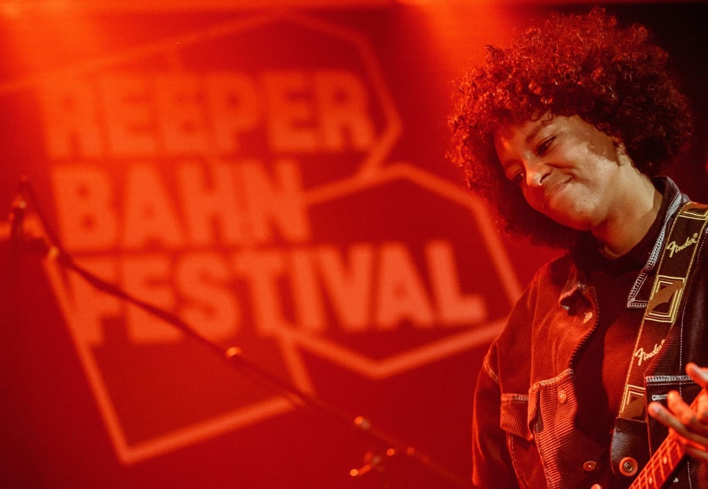 Nana Adjoa, Musikerin, steht beim Reeperbahn-Festival auf der Bühne.