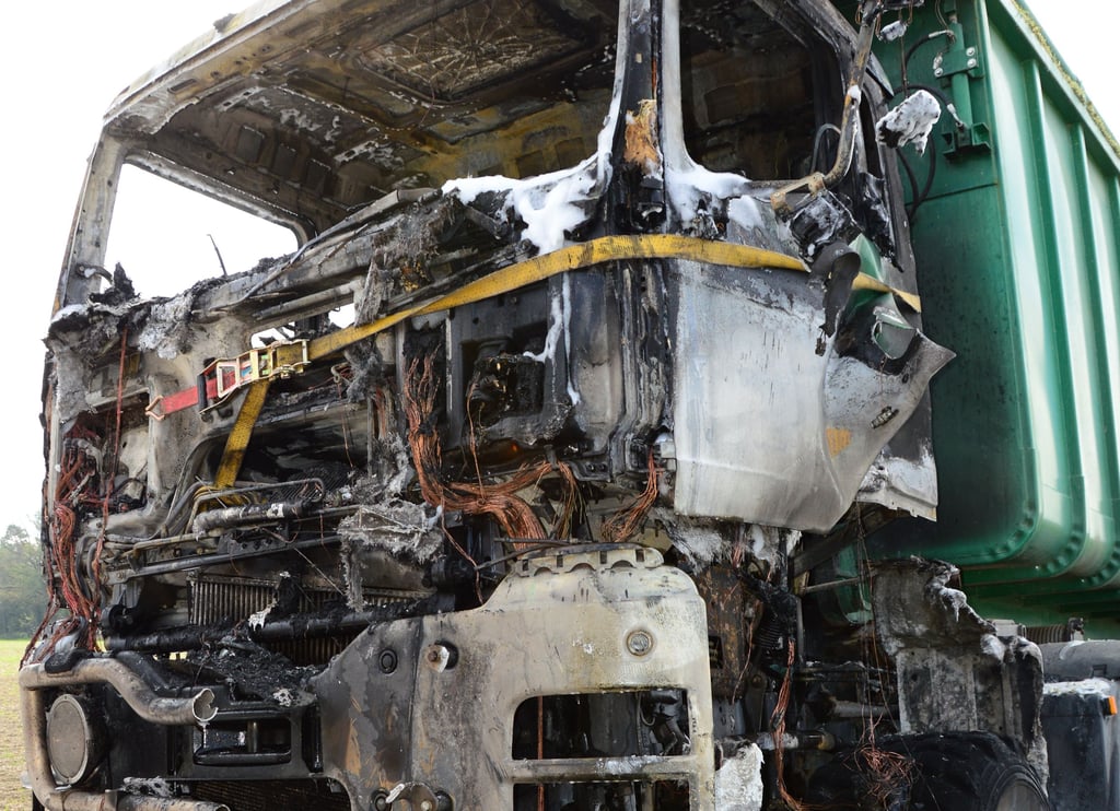 Vom Fahrerhaus des LKW blieb nicht viel übrig, es brannte komplett aus.