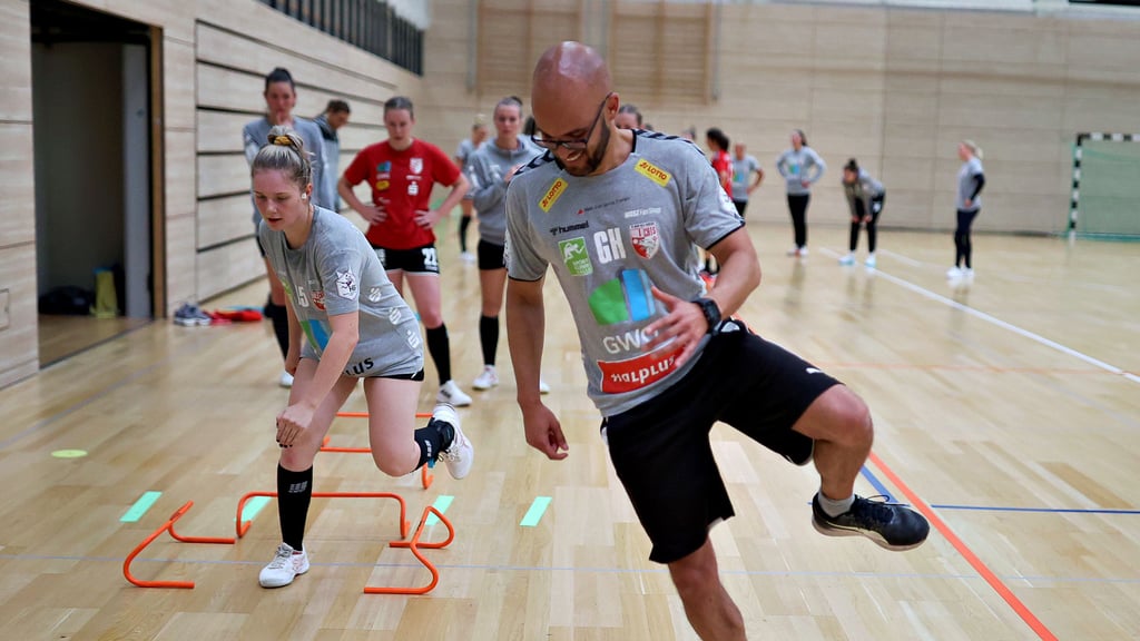 Fitnesscoach Gilbert Hernandez zeigt den Spielerinnen, wie die Übung sauber ausgeführt wird.