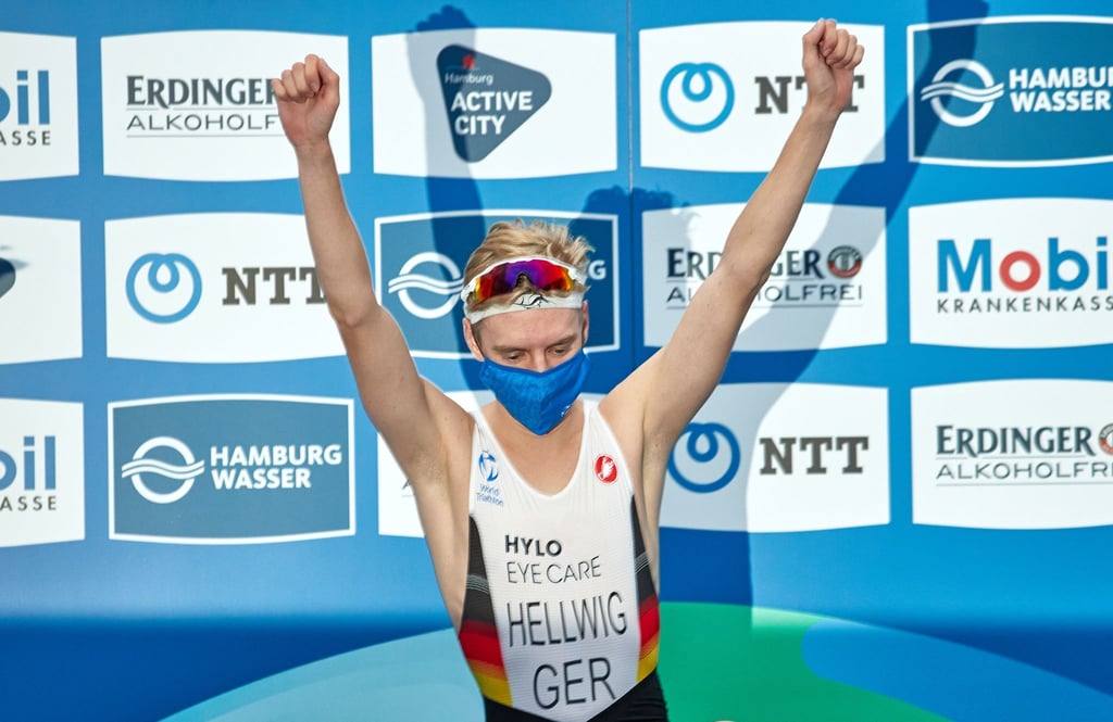 Triathlet Tim Hellwig bejubelt seinen Sieg im Einzel.