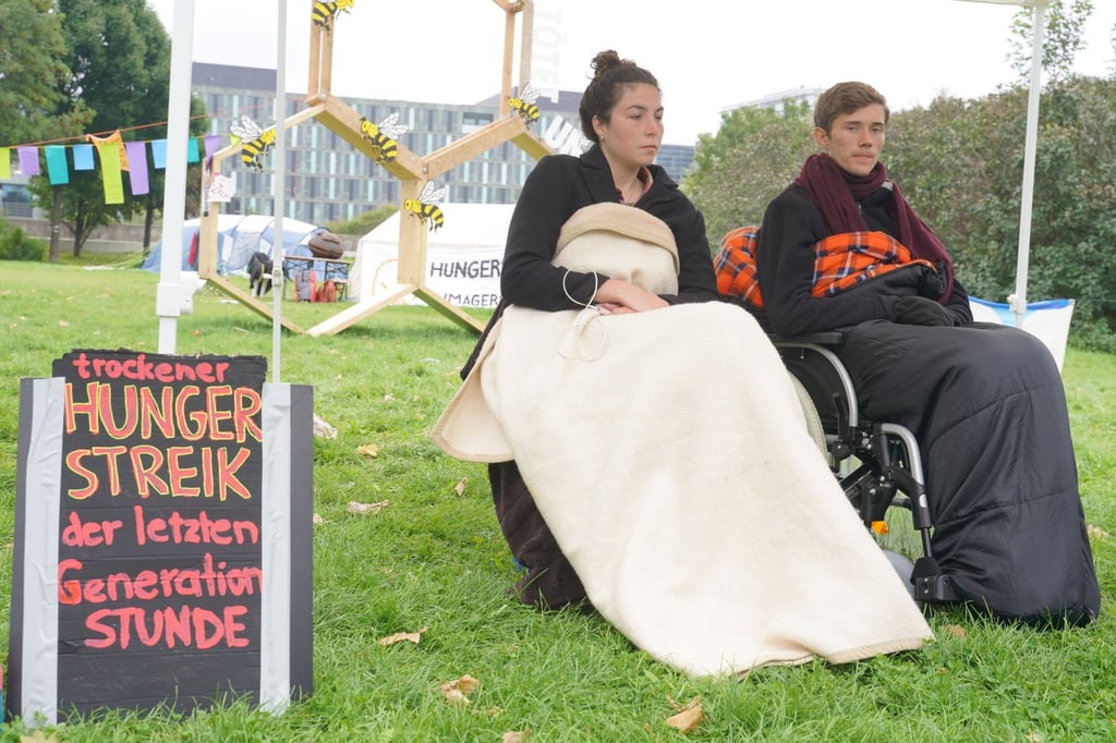 Lea und Henning, die beiden verbliebenen Teilnehmer des „Hungerstreiks der letzten Generation“, verschärften ihre Aktion, bevor sie sie schließlich beendeten.