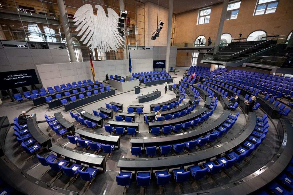 Mehr als zwei Drittel der Deutschen halten den Bundestag mit seinen jetzt schon 709 Mitgliedern für zu groß.