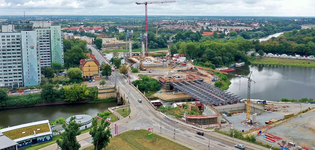 Blick auf einen Teil der Brückenbaustelle in Magdeburg, Baustand Ende August 2021. Die Strombrücke soll hochwassersicher verlängert werden bis zum Magdeburg Heumarkt. Die Baukosten haben sich enorm erhöht. Von 86 Millionen Euro zum Zeitpunkt der Vergabe 2017 auf 180 Millionen Euro.