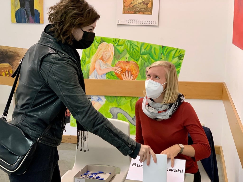 Eine junge Frau steckt ihren Wahlzettel in die Wahlurne Abstimmung in einem Wahllokal im Thomas-Müntzer-Gymnasium.