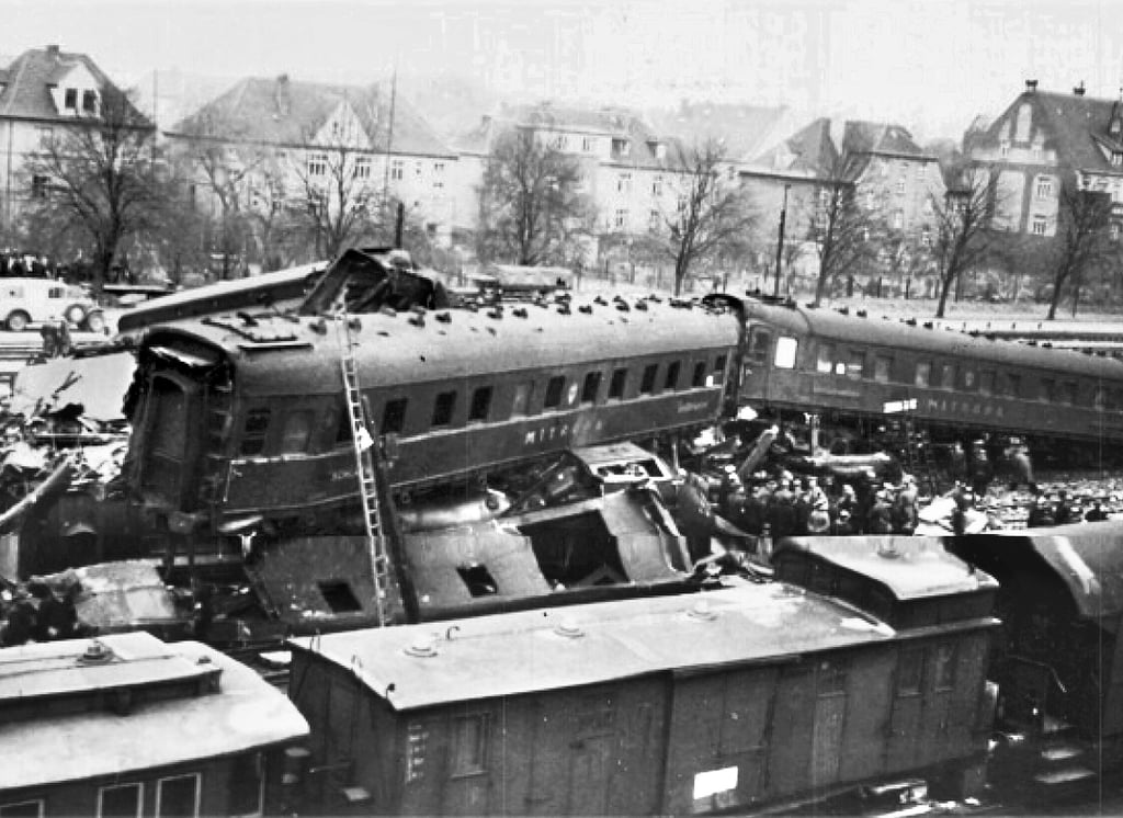 Das historische Foto zeigt den Ort des Eisenbahnunglückes von 1939 in Genthin.