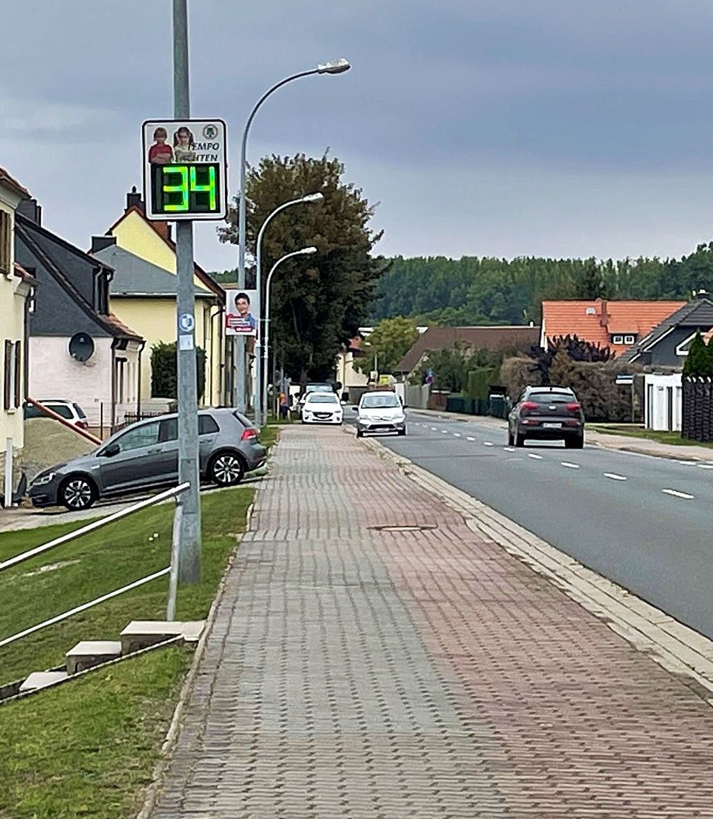 In der Rothenförder Straße in Unseburg steht seit Jahren eine Geschwindigkeitsmessanzeige und hat sich bewährt.