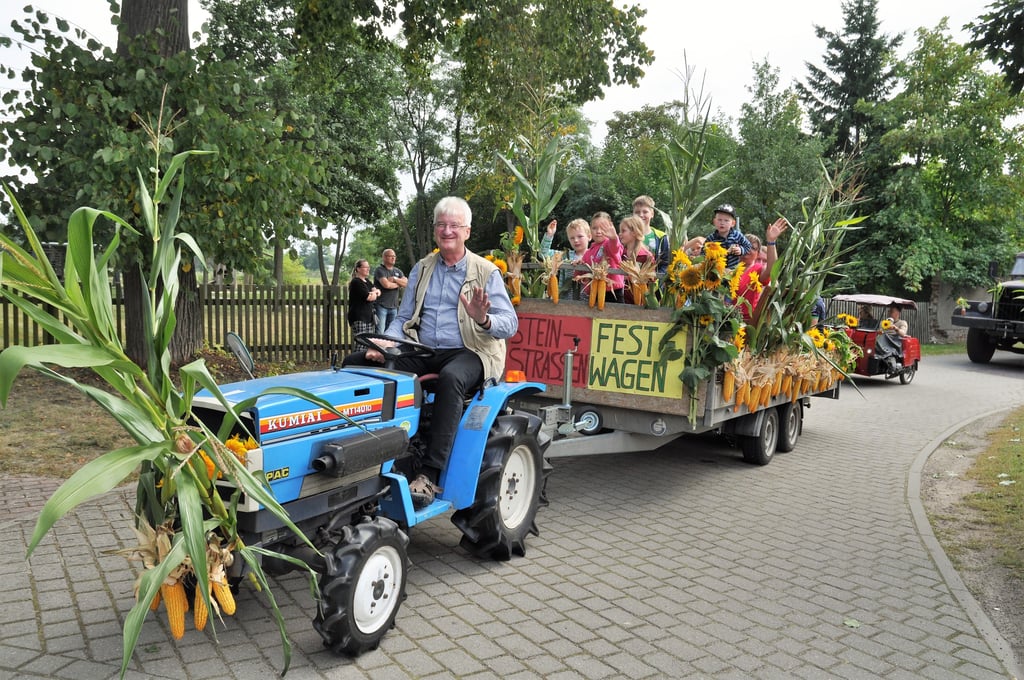 Die Bewohner der Steinstraße in ihrem eigenen, prächtig geschmückten Festwagen im Umzug zum Erntedankfest.